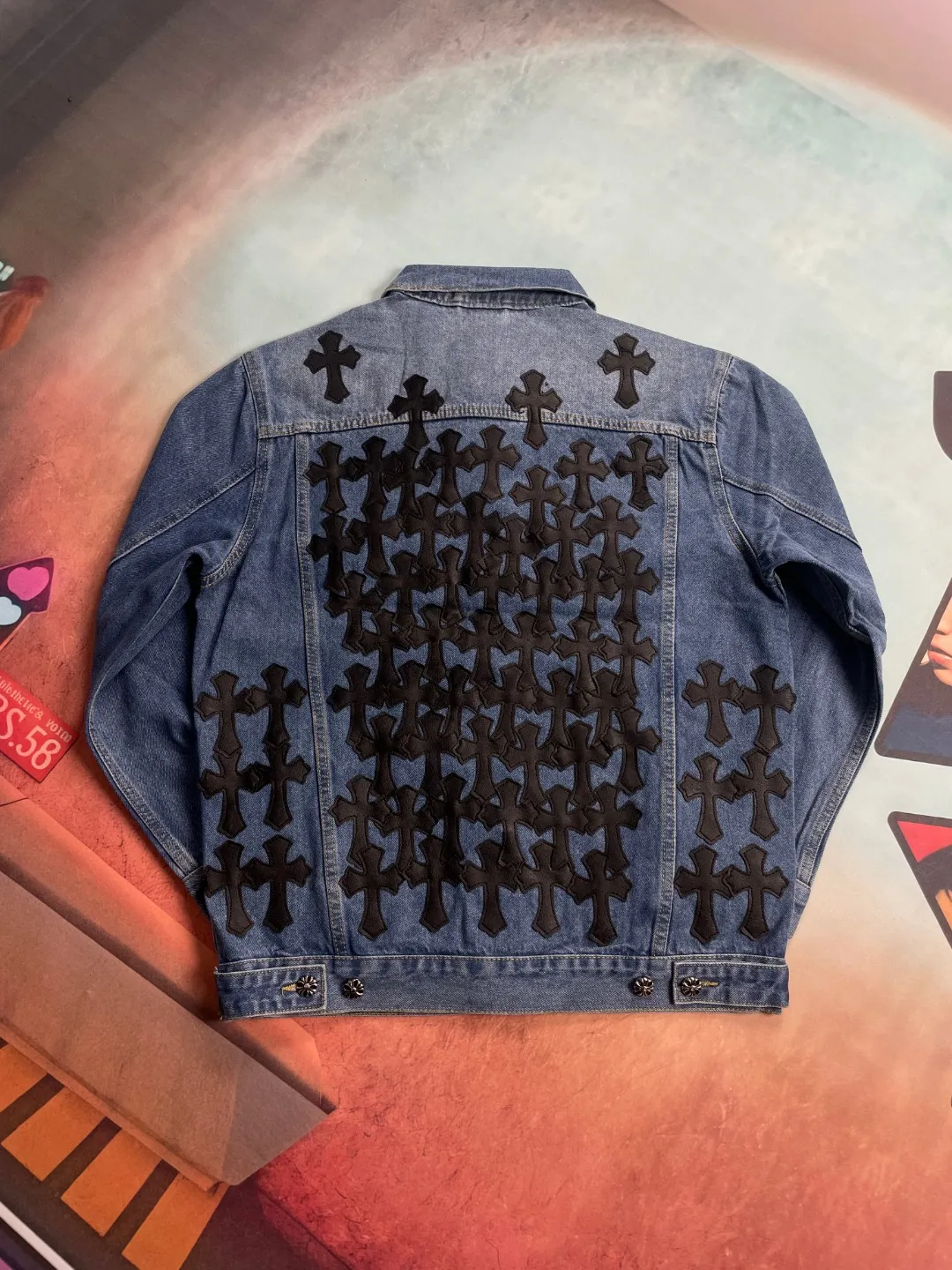 🅿️340 🔘Model No.-KL212 🔘Cro Heart𝐂𝐡𝐫𝐨𝐦𝐞 𝐇𝐞𝐚𝐫𝐭 CH Washed Cross-Laminated Heavy Duty Full Back Multi-Leather Denim Jacket* As a benchmark brand in the fashion field, its wash craftsmanship is a model in the industry. This denim piece is made of heavy denim fabric and has been washed in more than ten ancient ways to present a rich layer of distressed colors. The pink vegetable tanned leather cross patch has been laser cut and manually inlaid to enhance brand recognition with precise grain matching technology. The high-waist three-dimensional tailoring adopts the golden ratio formula, and uses dart transfer technology to optimize the hip and leg lines. The slim fit is designed to take into account the amount of activity, adapting to the needs of multiple scenes. The iconic washing effect combines three processes of enzyme washing, stone grinding and cat whiskering. The hardware is PVD vacuum coated, and the durability and gloss reach luxury-level standards. From the hand-stitched leather appliqués to the customization of the exclusive woven label, every detail adheres to the craftsman's principles - the brand totem outlined by the Behringer embroidery machine, combined with the silver thread anti-counterfeiting webbing, builds a complete quality system. Whether paired with a college-style knitwear to express youthful tension, or combined with a midriff-baring outfit to create a modern aura, its unisex adaptability and multi-dimensional matching potential make it a must-have item in the wardrobe of high-end players.  Size: S M L XL (46.48.50.52) Color: Blue